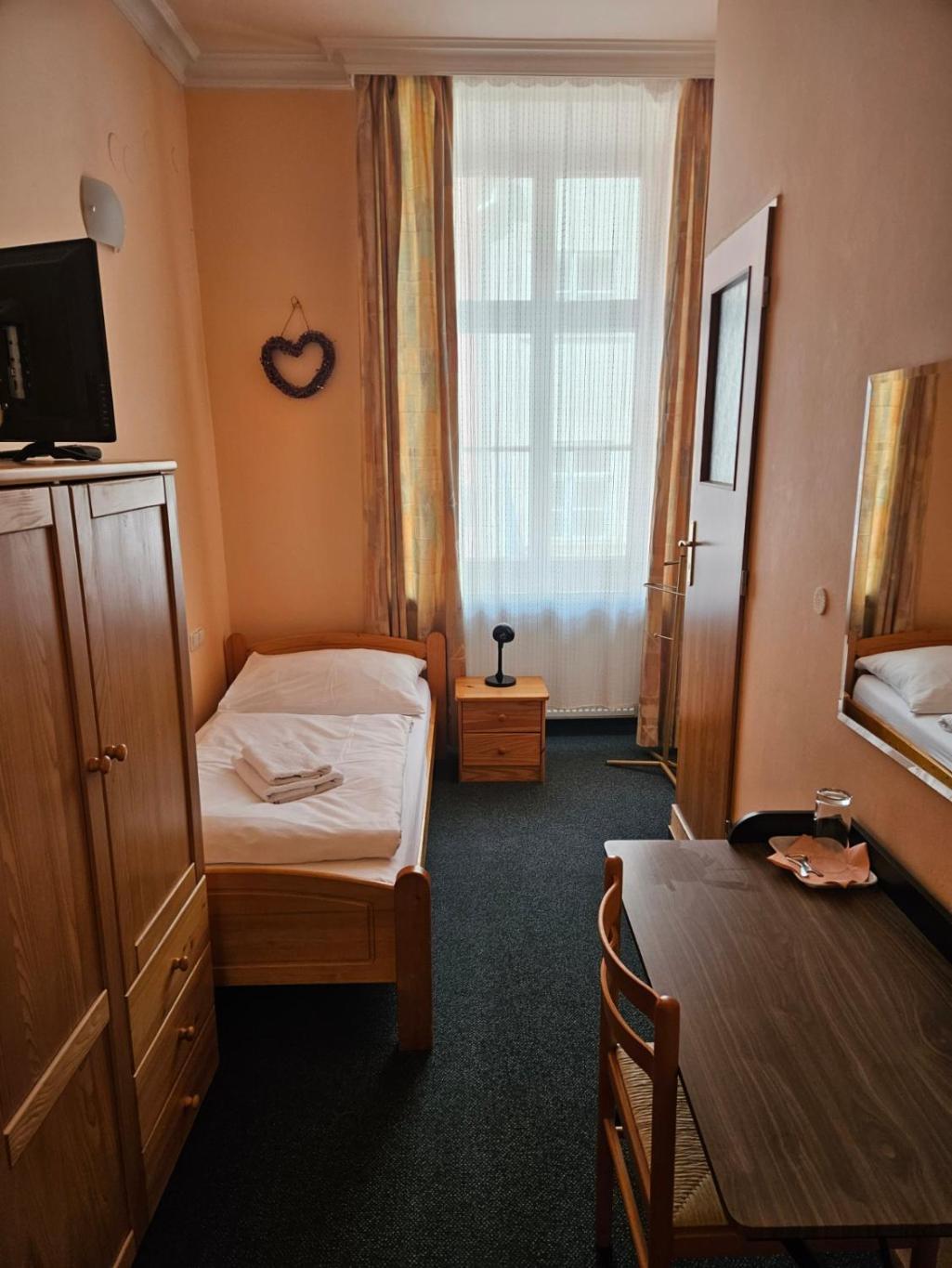 Hotel Barbarossa Cheb Exteriör bild